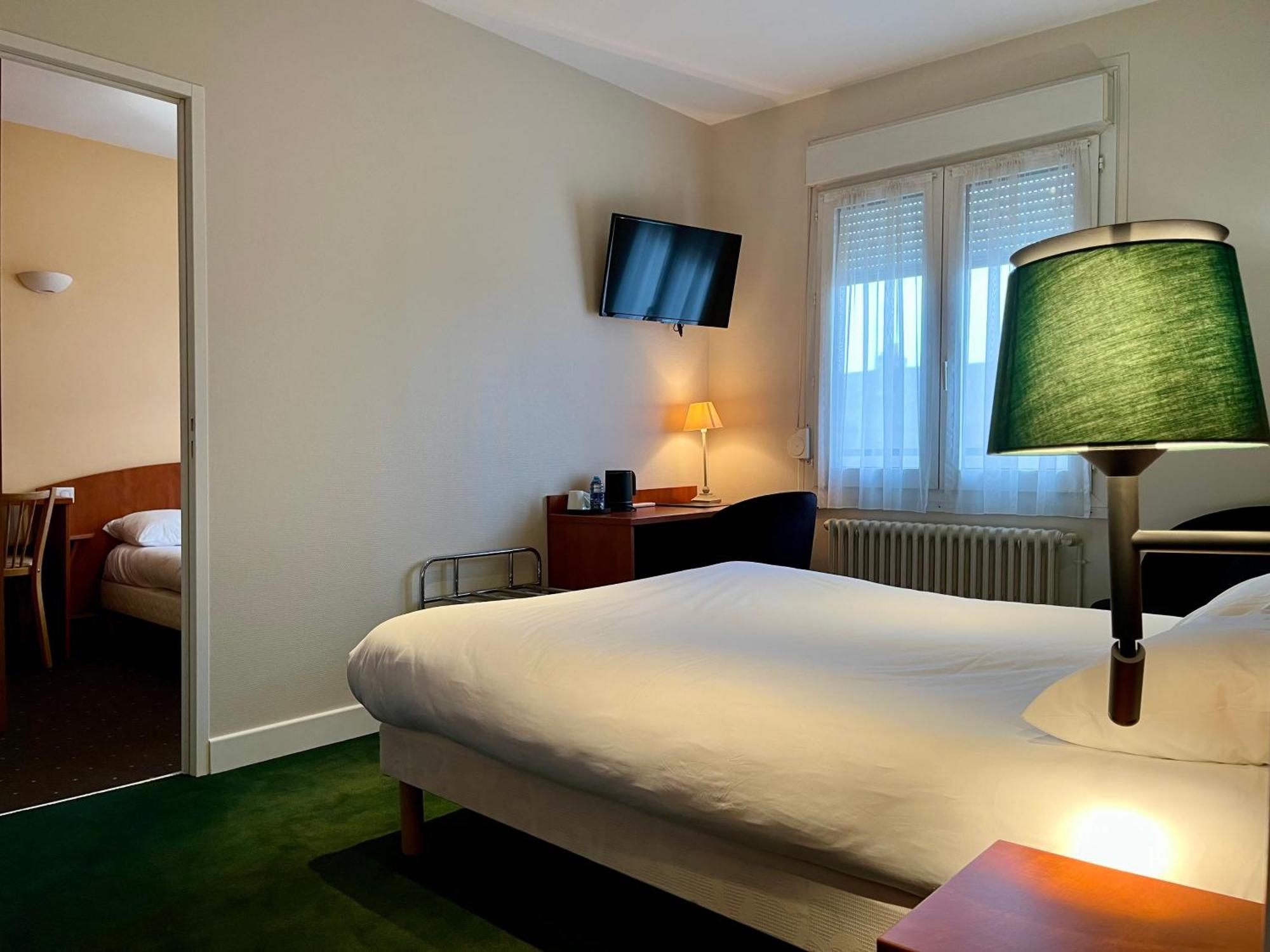 Logis Saint Louis Hotel La Suze-sur-Sarthe Exterior photo