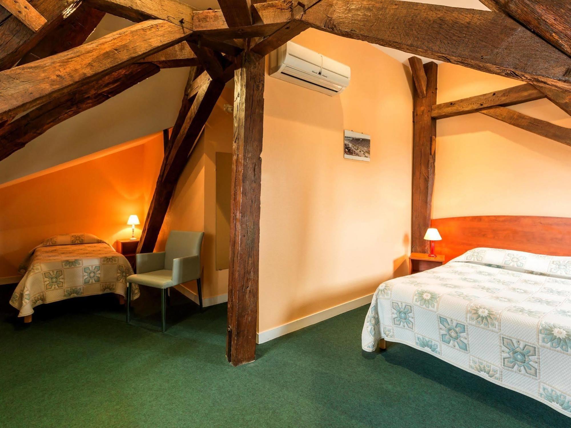 Logis Saint Louis Hotel La Suze-sur-Sarthe Exterior photo