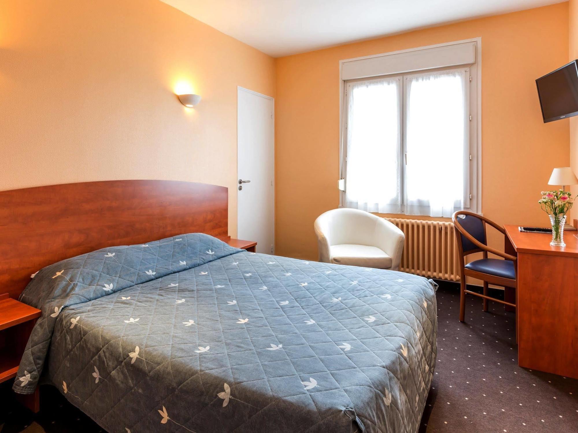 Logis Saint Louis Hotel La Suze-sur-Sarthe Exterior photo