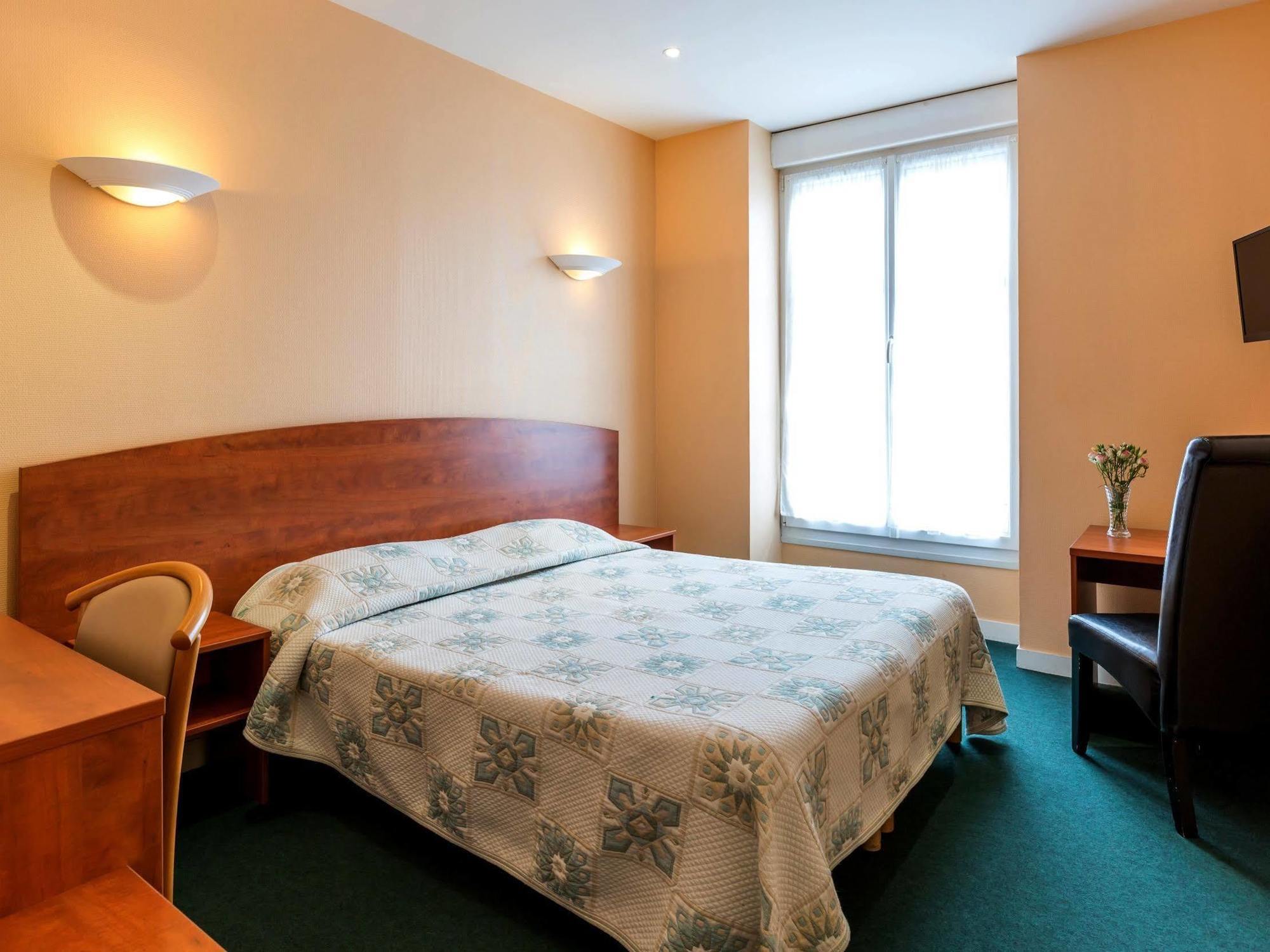 Logis Saint Louis Hotel La Suze-sur-Sarthe Exterior photo